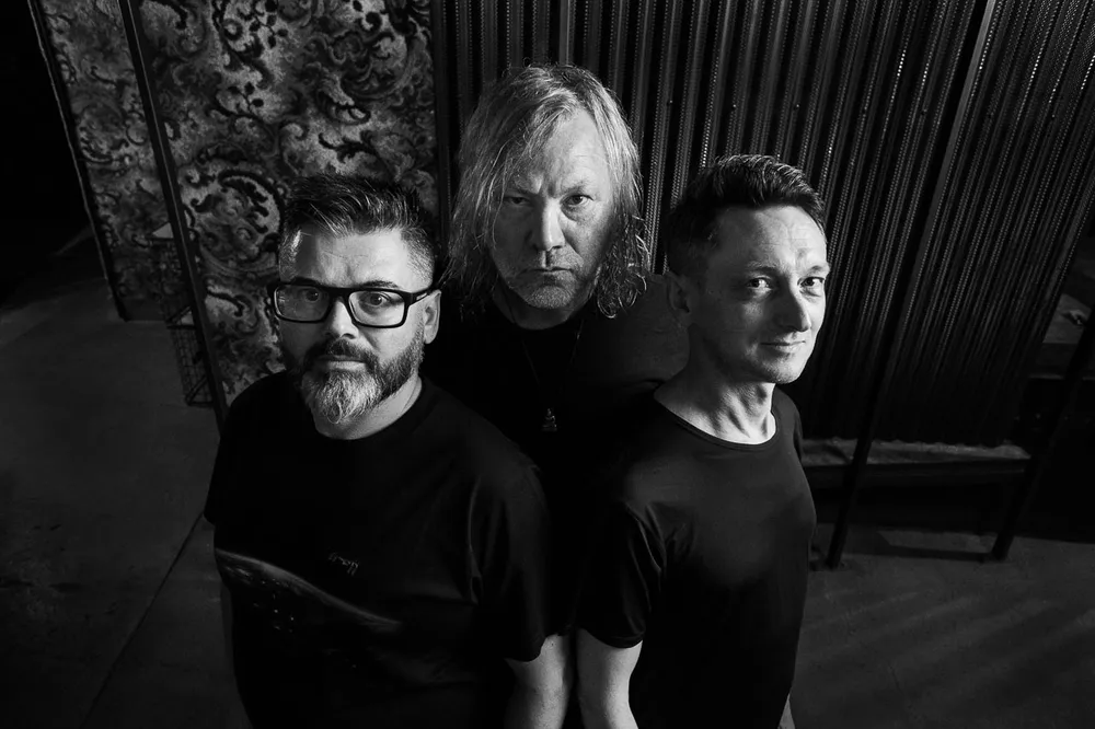 Chiron salva lavoura com proposta sombria em novo disco!