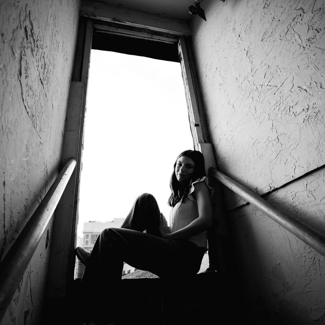 Aos 16 anos, Margot Perkinson mostra personalidade em “Come Back to You”.