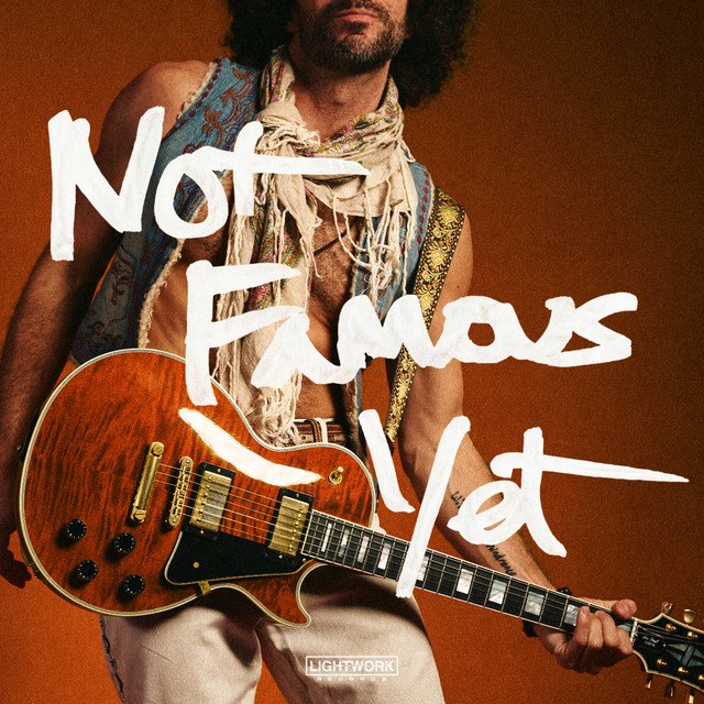 Tom Sless troca a vida corporativa pelo Rock autêntico e lança o hino “Not Famous Yet”